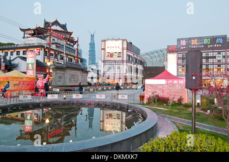 Yu-Garten Mode-Shopping-Mall (rechts) bei Yuyuan Tourist Mart in der Nähe von Yu-Garten, Altstadt, Huangpu District, Shanghai, China Stockfoto