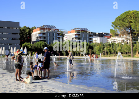 Wasser-Spiegel, Parvis Stephane Hessel, befindet sich im Herzen von Port Marianne in Montpellier, Frankreich Stockfoto