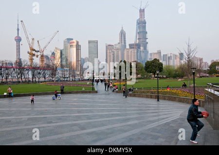 Gucheng Park am Renmin Road, Huangpu District mit Skyline von Pudong District auf Hintergrund, Shanghai, China Stockfoto