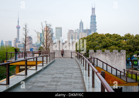 Gucheng Park am Renmin Road, Huangpu District mit Skyline von Pudong District auf Hintergrund, Shanghai, China Stockfoto