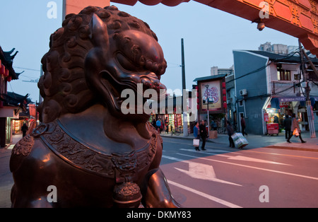 Löwenstatue vor Fangbang Straße dekorative Bogen führt zu Altstadt - Blick vom Henan-Süd-Straße in Shanghai, China Stockfoto