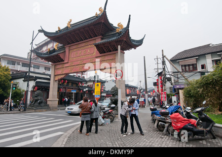 FangBang Straße dekorative Bogen führt zu Altstadt - Blick vom Henan-Süd-Straße in Shanghai, China Stockfoto