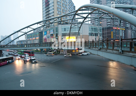Kreuzung er Nan Zhong Lu (Henan Road) und Fuxing Lu (Fuxing Road) in Shanghai, China Stockfoto