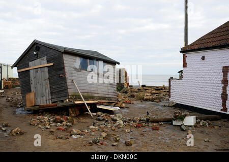 Bacton,Walcott,&Hemsby,Norfolk,UK.07TH Dezember 2013.die Nordostküste Englands erlitten große Bauschäden Eigenschaften aufgrund der Gezeiten Welle am Abend des 5. Dezember 2013 und darüber bis Freitag 06.. Viele Häuser und Wohnwagen wurden völlig zerstört und landete auf dem Strand unten. Lokale Leute wurden heute ihr Bestes tun, um das Wrack zu löschen. Foto zeigen Schäden in den Küstenorten Bacton, Walcott und Hembsby. Bildnachweis: Ian Francis/Alamy Live-Nachrichten Stockfoto