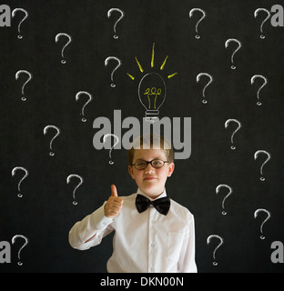 Thumbs up junge verkleidete sich als Geschäftsmann Ideen auf Tafel Hintergrund in Frage zu stellen Stockfoto