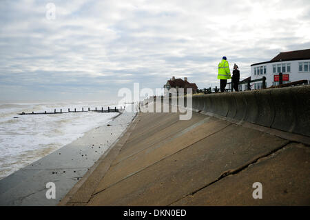 Bacton,Walcott,&Hemsby,Norfolk,UK.07TH Dezember 2013.die Nordostküste Englands erlitten große Bauschäden Eigenschaften aufgrund der Gezeiten Welle am Abend des 5. Dezember 2013 und darüber bis Freitag 06.. Viele Häuser und Wohnwagen wurden völlig zerstört und landete auf dem Strand unten. Lokale Leute wurden heute ihr Bestes tun, um das Wrack zu löschen. Foto zeigen Schäden in den Küstenorten Bacton, Walcott und Hembsby. Bildnachweis: Ian Francis/Alamy Live-Nachrichten Stockfoto