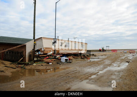 Bacton,Walcott,&Hemsby,Norfolk,UK.07TH Dezember 2013.die Nordostküste Englands erlitten große Bauschäden Eigenschaften aufgrund der Gezeiten Welle am Abend des 5. Dezember 2013 und darüber bis Freitag 06.. Viele Häuser und Wohnwagen wurden völlig zerstört und landete auf dem Strand unten. Lokale Leute wurden heute ihr Bestes tun, um das Wrack zu löschen. Foto zeigen Schäden in den Küstenorten Bacton, Walcott und Hembsby. Bildnachweis: Ian Francis/Alamy Live-Nachrichten Stockfoto