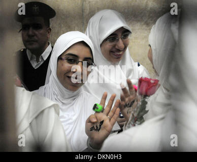 Alexandria, Ägypten. 7. Dezember 2013. Ein Frau Anhänger des gestürzten ägyptischen Präsidenten Mohammed Morsi zeigt ihre Hand eingeschrieben mit dem Wort "Freiheit" auf Arabisch, von der Beklagten Käfig in einem Gerichtssaal in Alexandria, Ägypten, 7. Dezember 2013. Eine ägyptische Gericht ordnete Samstag 21 islamistischen Frauen und Mädchen über Proteste inhaftiert, befreit, offizielle Nachrichtenagentur MENA berichtete. Bildnachweis: Stringer/Xinhua/Alamy Live-Nachrichten Stockfoto