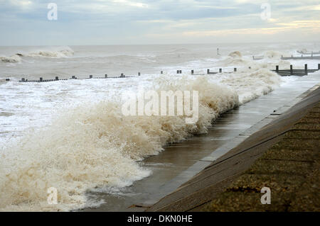 Bacton,Walcott,&Hemsby,Norfolk,UK.07TH Dezember 2013.die Nordostküste Englands erlitten große Bauschäden Eigenschaften aufgrund der Gezeiten Welle am Abend des 5. Dezember 2013 und darüber bis Freitag 06.. Viele Häuser und Wohnwagen wurden völlig zerstört und landete auf dem Strand unten. Lokale Leute wurden heute ihr Bestes tun, um das Wrack zu löschen. Foto zeigen Schäden in den Küstenorten Bacton, Walcott und Hembsby. Bildnachweis: Ian Francis/Alamy Live-Nachrichten Stockfoto