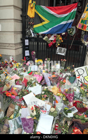 Trafalgar Square, (South Africa House), London, UK. 7. Dezember 2013. Einige der Nachrichten außerhalb South Africa House, Trafalgar Square, die nach dem Tod von Nelson Mandela, Fahnen und Blumen. Bildnachweis: Maurice Savage/Alamy Live-Nachrichten Stockfoto