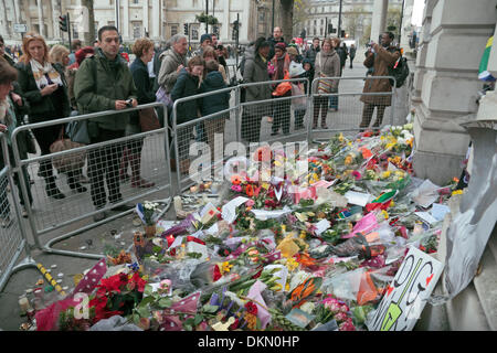 Trafalgar Square, (South Africa House), London, UK. 7. Dezember 2013. Massen, Blick auf die Blumen und die Nachrichten außerhalb South Africa House, Trafalgar Square, die nach dem Tod von Nelson Mandela. Bildnachweis: Maurice Savage/Alamy Live-Nachrichten Stockfoto