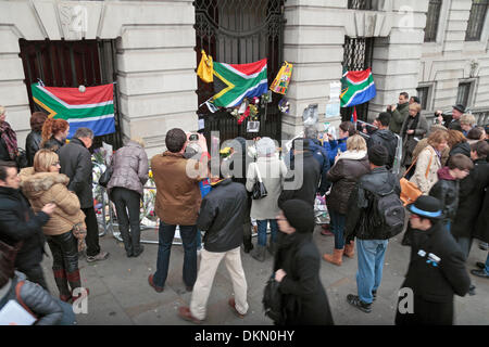 Trafalgar Square, (South Africa House), London, UK. 7. Dezember 2013. Gesamtansicht der Massen außerhalb South Africa House, Trafalgar Square, die nach dem Tod von Nelson Mandela. Bildnachweis: Maurice Savage/Alamy Live-Nachrichten Stockfoto