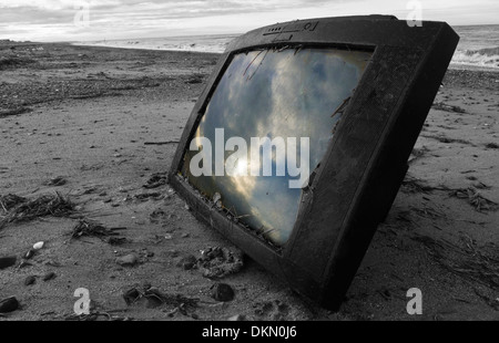 TV-Gerät an einen Strand gespült. Stockfoto