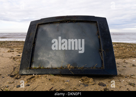 TV-Gerät an einen Strand gespült. Stockfoto