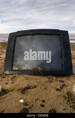 TV-Gerät an einen Strand gespült. Stockfoto