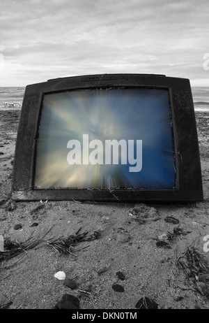 TV-Gerät an einen Strand gespült. Stockfoto