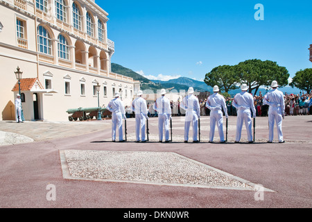 Prozess der Wachablösung im Palast in Monaco, souveränen Stadtstaates, Côte d ' Azur, Westeuropa. Stockfoto