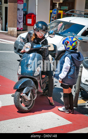 Mutter nahm den jungen mit dem Fahrrad zur Schule, Monaco, souveränen Stadtstaates, Côte d ' Azur, Westeuropa Stockfoto