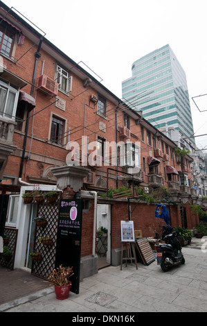 Nagelstudio in traditionellen Shanghainese Baustil Bereich Shikumen, kombinieren westliche und chinesische Elemente, Shanghai Stockfoto