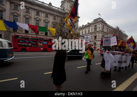 Westminster London, UK. 7. Dezember 2013. Eine kleine Gruppe von tibetischen Demonstranten marschieren rückwärts in Westminster zur Downing Street zum protest gegen die chinesische Besetzung Tibets Credit: Amer Ghazzal/Alamy Live-Nachrichten Stockfoto