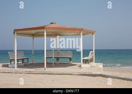 Ein Metall Pavillon mit Bänken mit Meeren der Straße von Hormus im Hintergrund, Dibba, Vereinigte Arabische Emirate Stockfoto