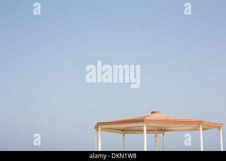 Ein Metall Pavillon mit Bänken mit Meeren der Straße von Hormus im Hintergrund, Dibba, Vereinigte Arabische Emirate Stockfoto