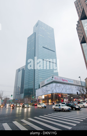 Haspel-Einkaufszentrum am 1601 Nanjing Xi Lu und International Park Place Büroturm in Jing'an District, Shanghai, China Stockfoto