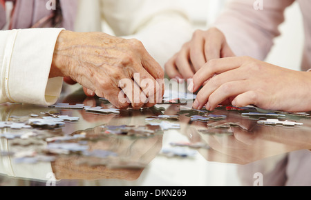 Alte Hasen Lösung Puzzle in einem Pflegeheim Stockfoto