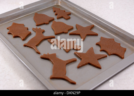 Backblech voller festliche geformte Lebkuchen bereit für den Backofen Stockfoto