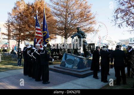 Chicago, Illinois USA. 7. Dezember 2013. Ein Marinekadett Color Guard an der "Captain auf der Spitze"-Statue am Navy Pier während der jährlichen Christmas Tree Schiff Zeremonie. Die Veranstaltung ist im Speicher des Schoners Rouse Simmons, das ursprüngliche Weihnachtsbaum Schiff verloren mit allen Händen während eines Sturms am 23. November 1912. Bildnachweis: Todd Bannor/Alamy Live-Nachrichten Stockfoto