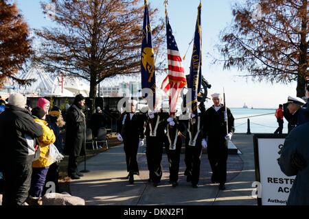 Chicago, Illinois USA. 7. Dezember 2013. Ein Marinekadett Color Guard an der "Captain auf der Spitze"-Statue am Navy Pier während der jährlichen Christmas Tree Schiff Zeremonie. Die Veranstaltung ist im Speicher des Schoners Rouse Simmons, das ursprüngliche Weihnachtsbaum Schiff verloren mit allen Händen während eines Sturms am 23. November 1912. Bildnachweis: Todd Bannor/Alamy Live-Nachrichten Stockfoto