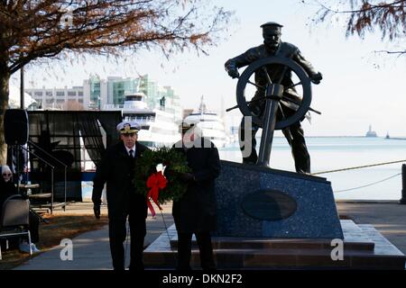 Chicago, Illinois USA. 7. Dezember 2013. Zwei Mitglieder des Vereins International Überseelotsen legen einen Kranz an der "Captain auf der Spitze"-Statue am Navy Pier während der jährlichen Christmas Tree Schiff-Zeremonie. Die Veranstaltung ist im Speicher des Schoners Rouse Simmons, das ursprüngliche Weihnachtsbaum Schiff verloren mit allen Händen während eines Sturms am 23. November 1912. Bildnachweis: Todd Bannor/Alamy Live-Nachrichten Stockfoto