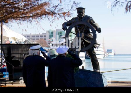 Chicago, Illinois USA. 7. Dezember 2013. Zwei Mitglieder der International Überseelotsen Association Salute nach der Platzierung eines Kranzes an der "Captain auf der Spitze"-Statue am Navy Pier während der jährlichen Christmas Tree Schiff-Zeremonie. Die Veranstaltung ist im Speicher des Schoners Rouse Simmons, das ursprüngliche Weihnachtsbaum Schiff verloren mit allen Händen während eines Sturms am 23. November 1912. Bildnachweis: Todd Bannor/Alamy Live-Nachrichten Stockfoto