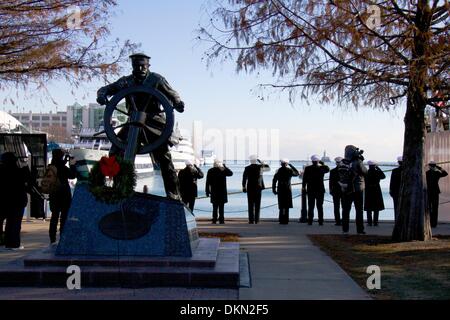 Chicago, Illinois USA. 7. Dezember 2013. Mitglieder der International Überseelotsen Association Salute an der "Captain auf dem Helm" Statue während der jährlichen Christmas Tree Schiff Zeremonie am Navy Pier. Die Veranstaltung ist im Speicher des Schoners Rouse Simmons, das ursprüngliche Weihnachtsbaum Schiff verloren mit allen Händen während eines Sturms am 23. November 1912. Bildnachweis: Todd Bannor/Alamy Live-Nachrichten Stockfoto