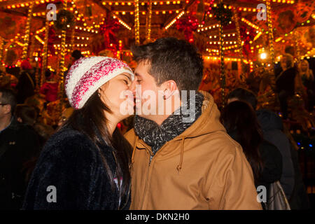 London, 7. Dezember 2013. Junge Romantik auf der Kirmes im Westend Leicester Square. Bildnachweis: Paul Davey/Alamy Live-Nachrichten Stockfoto