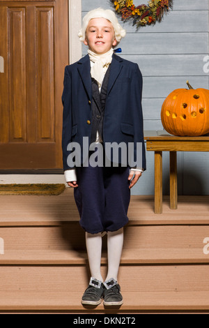 Junges Kind gekleidet in George Washington Kostüm für Halloween treating Stockfoto