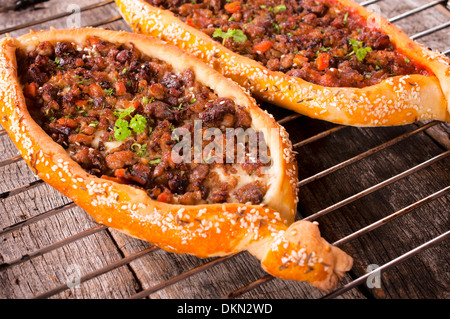 Türkische Pide mit Fleisch und Tomatensauce. Selektiven Fokus in der Mitte des vorderen pide Stockfoto