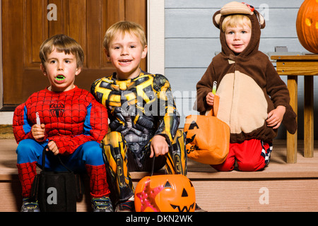 Junge Kinder gekleidet im Kostüm für Halloween treating Stockfoto