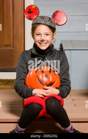 Junges Kind gekleidet in Mickey-Mouse-Kostüm für Halloween treating Stockfoto