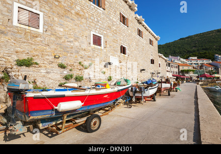 Roten Fischerboot steht an der Küste in Petrovac, Montenegro Stockfoto