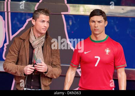 Madrid, Spanien. 7. Dezember 2013. Portugiesischer Fußballspieler Cristiano Ronaldo nimmt die Darstellung der seine Wachsfigur im Museo de Cera (Wachsfigurenkabinett) in Madrid, Spanien, 7. Dezember 2013. : Bildnachweis Oscar Gonzalez/NurPhoto: Oscar Gonzalez/NurPhoto/ZUMAPRESS.com/Alamy Live-Nachrichten Stockfoto