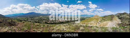 Panaroma-Blick der Sawatch Range, Rocky Mountains, den Arkansas River Valley und historischen Salida, Colorado, USA Stockfoto