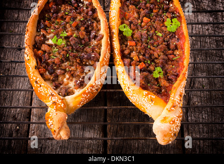 Traditionelle türkische Pide mit Rindfleisch und Saucen Stockfoto