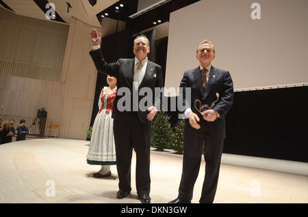 Solna, Stockholm, Schweden. 7. Dezember 2013.  Aus der Nobelpreis-Ankündigung:.'' 2013-Nobelpreis ehrt drei Wissenschaftler, die das Geheimnis, wie die Zelle seine Transportsystem organisiert gelöst haben. Jede Zelle ist eine Fabrik, die produziert und exportiert Moleküle. Zum Beispiel Insulin produziert und ins Blut abgegeben und Signalmoleküle, die Neurotransmitter genannt werden von einer Nervenzelle zur anderen geschickt. Diese Moleküle werden um die Zelle in kleinen Paketen namens Vesikel transportiert. Bildnachweis: ZUMA Press, Inc./Alamy Live-Nachrichten Stockfoto