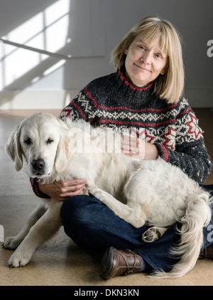 Porträt der Frau mit ihrem sechs Monate alten Platinum farbige Golden Retriever Hund Stockfoto