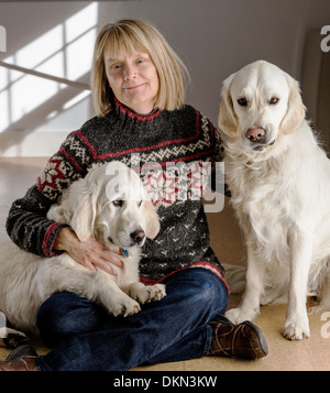 Porträt der Frau mit ihrem sechsmonatigen & neunzehn Monate altes Platin farbige Golden Retriever Hunde Stockfoto