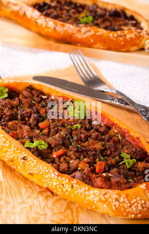 Selektiven Fokus auf dem Fleisch vor türkische pide Stockfoto