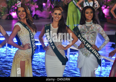 Manila, Philippinen. 7. Dezember 2013. Miss Earth 2013 Kandidaten während der Festzug grand Krönung Nacht statt in Alabang, Muntinlupa City, südlich von Manila am Samstag, 07 Dezember 2013.Photo: George Calvelo/NurPhoto Credit: George Calvelo/NurPhoto/ZUMAPRESS.com/Alamy Live News Stockfoto