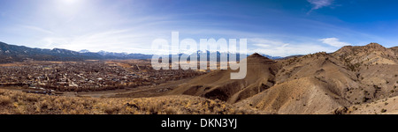 Panaroma-Blick auf Schnee begrenzt Sawatch Range, Rocky Mountains, den Arkansas River Valley und historischen Salida, Colorado, USA Stockfoto