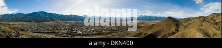 Panaroma-Blick auf Schnee begrenzt Sawatch Range, Rocky Mountains, den Arkansas River Valley und historischen Salida, Colorado, USA Stockfoto